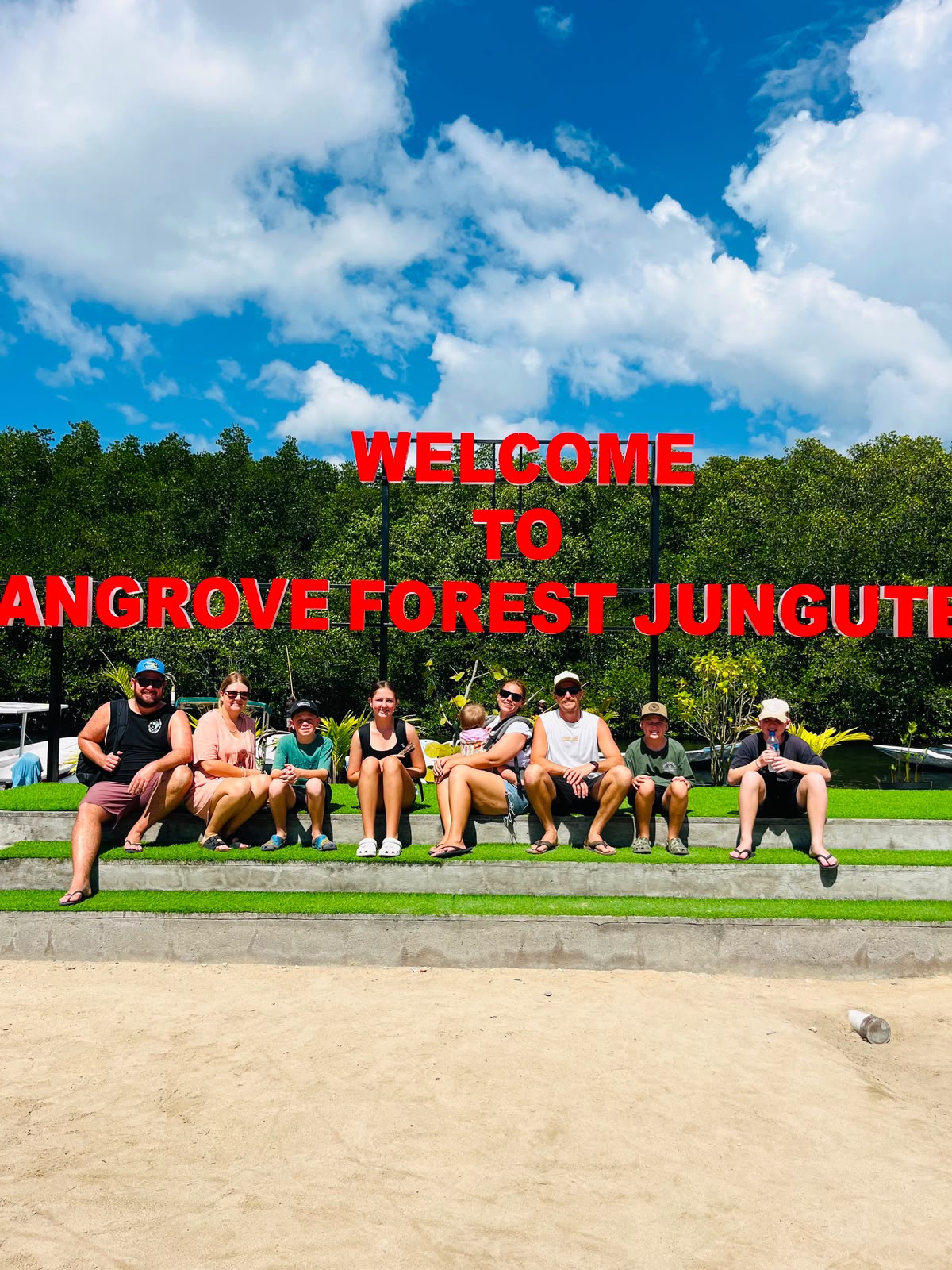 Keluarga besar di Mangrove Forest